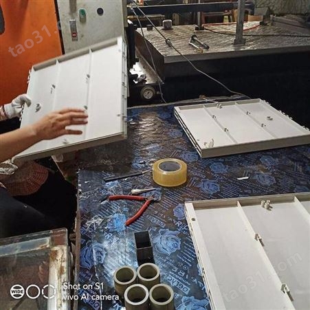 上海一东注塑加工塑料门订制更衣柜配件订制生产储物柜板材配件组合柜注塑加工制造生产